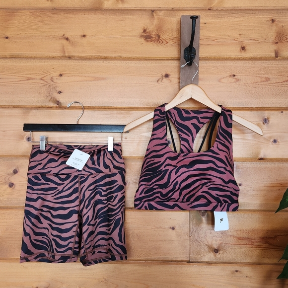 Fabletics NWT Outfit Zebra Kessler Impact Sports Bra Sz M‎ Boost 6